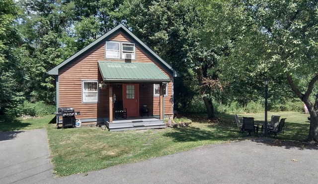 Woodview Retreat 3-bedroom Chalet in charming Cooperstown with Pool