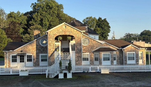 Woodward Villa D - Steps to Downtown Dahlonega