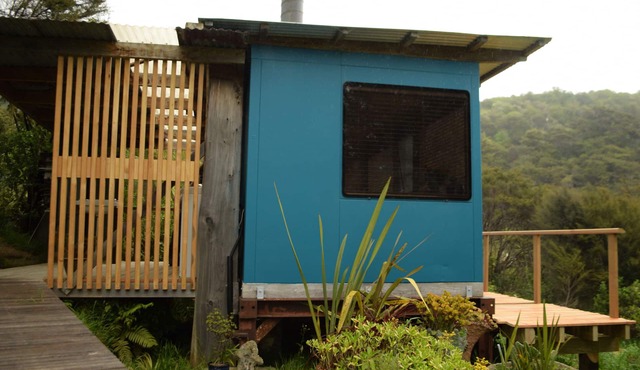 Woody Mamaku Retreat . Eco stay close to sea and nature.