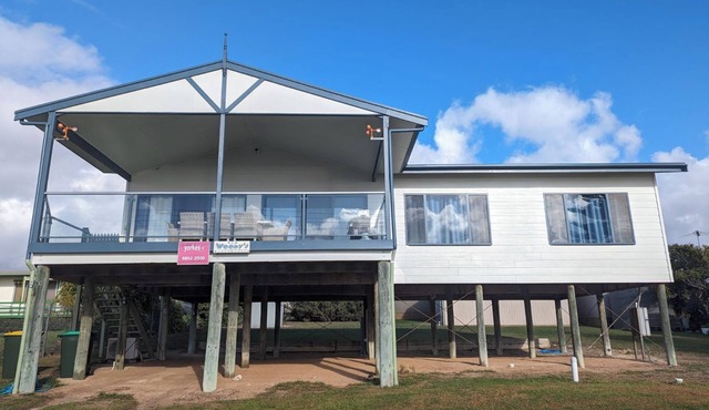Woody's Beach House ~ Beautiful Sea Views, Great Position, Off Peak Special!
