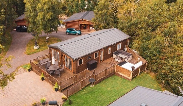 Woodys Lodge, 3 bedroom premier property on Felmoor Park, Hot tub, dog friendly.
