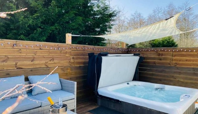 Woodys Retreat, Hot Tub Holiday Home, Felmoor Park (dog friendly)