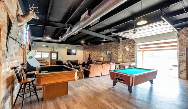 Woody’s Roadhouse Retreat: Barndominium Near Lake Alan Henry
