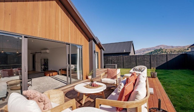 Wooing Retreat - Cromwell Holiday Home