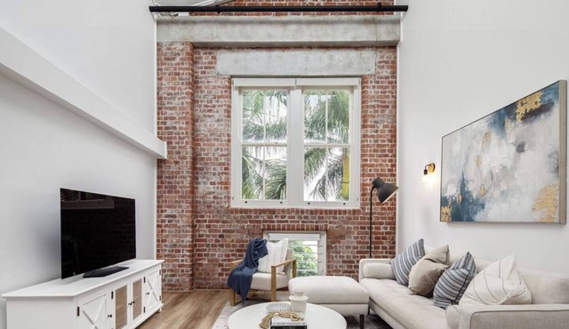 Woolstore Style! ~ 2Bed/2Bath/1Car ~ Teneriffe