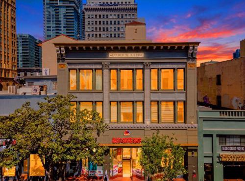 Woolworth Loft - Gaslamp 4BR Downtown Pad with Tub