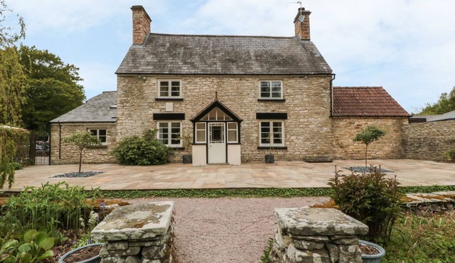 WORCESTER LODGE, pet friendly, character holiday cottage in Coleford