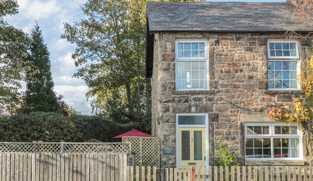 WORDSWORTH COTTAGE WEST, romantic, with open fire in Longframlington