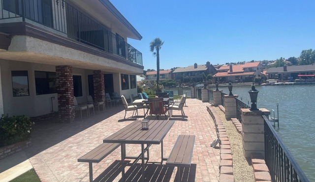 WORK and PLAY. Beautiful, Spacious LakeFront home located in Victorville Ca.