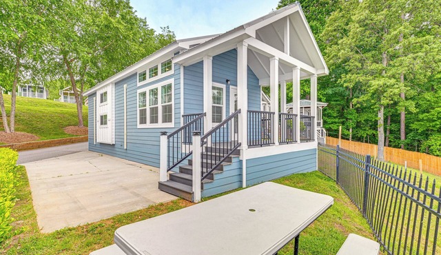 Work Close to Home at This Lake-View Retreat