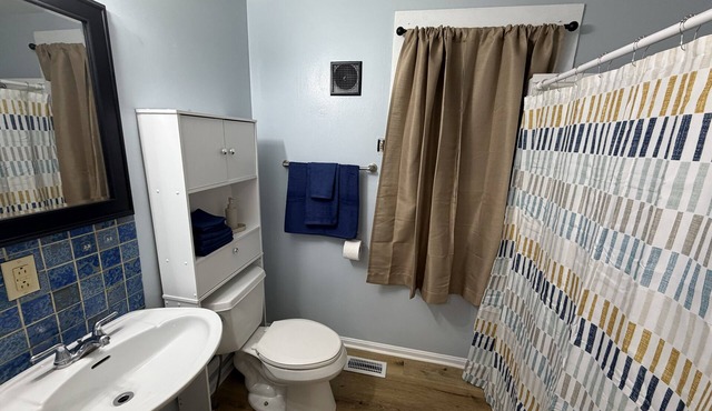 Work Crews: Clean 2BR near US-41 + Laundry & TVs