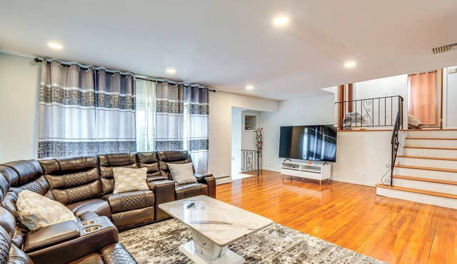 Work, Explore & Relax: Centrally Located Union Gem