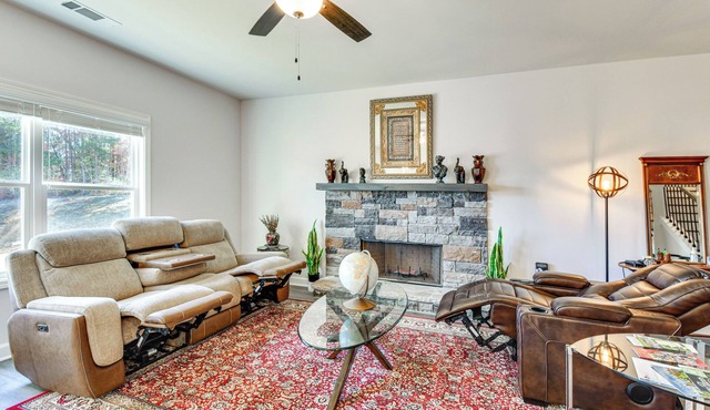 Work, Explore & Relax: Modern Townhome in Lula!