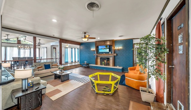 Work & Family 5 Bedroom 4 Bath with independent Casita for 14 Guests