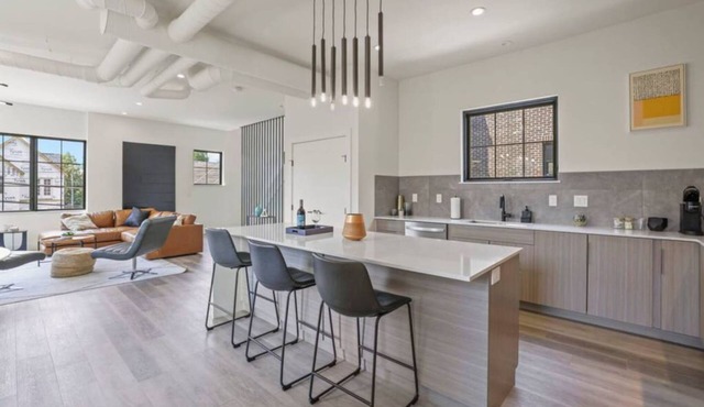 Work Of Art -3 Bedroom Elegant Townhome-columbus