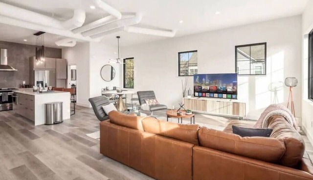 Work Of Art!-3 Bedroom Elegant Townhome-Columbus