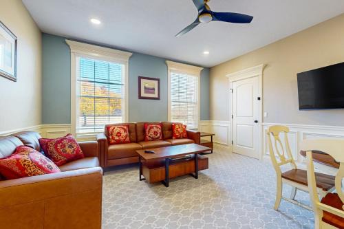 Work, Play and Stay! Apt Near Holyoke Medical Center