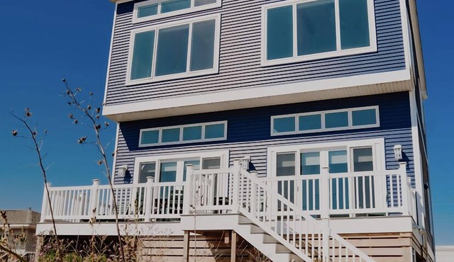 Work & Play at Newly Built Beachfront Home. Beach Views everywhere & Peleton!