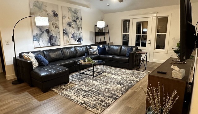 Work/Play at this Peaceful Retreat: 10 min.to SBU & 20 min to Stockton Lake