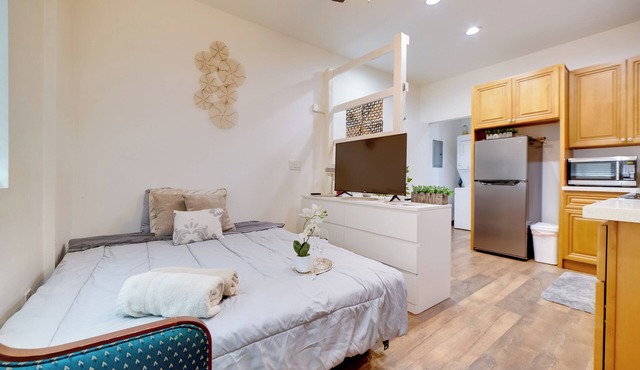 Work & Play! Studio Retreat 2 Mi to Dtwn Riverside