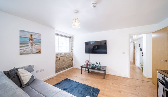 Work-Ready Apartment Near Kirkstall Shops