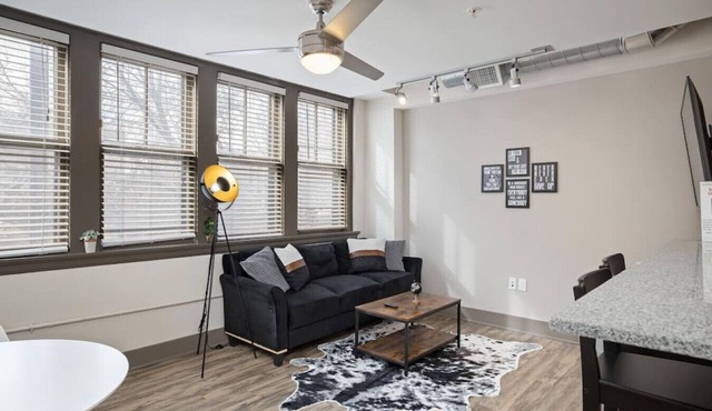 ✔ Work Remote! King Bed Midtown KC ✔