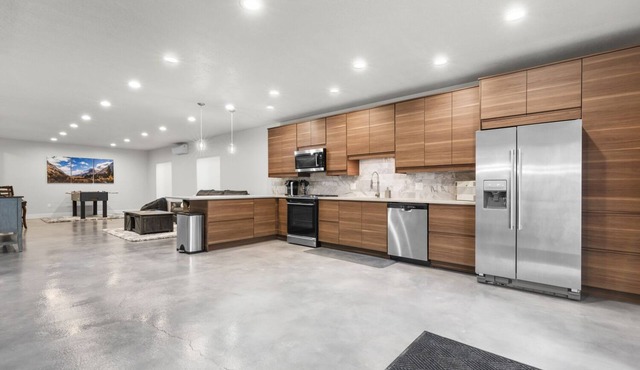 Work remotely. Blazing fast WiFi, stocked kitchen, laundry. Great location.