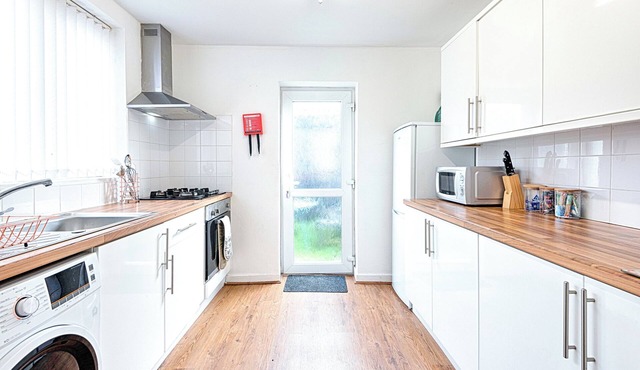 Work Stay: 3BR Near Stadium Smart TVs