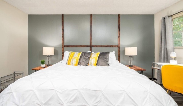 Work Travel KingBed P&G Kitchen W/D Pets WiFi