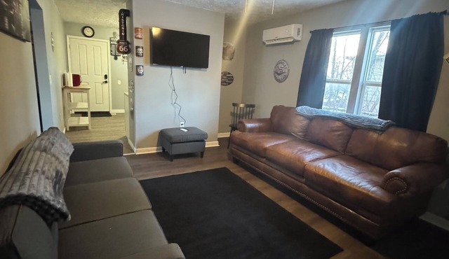 Workers Paradise. Uniquely decorated. Sleeps 8. Internet and tvs in every room.