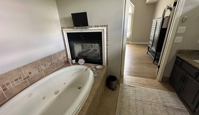 World-Class, World Cup Stay in 5-bedroom Longview 4400 sq ft, 12 mi to Arrowhead