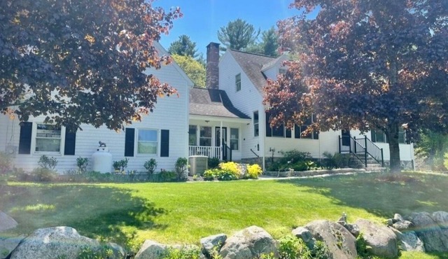World Cup, 5 mins. from Stadium. 2 bedroom & 1 bathroom in Charming farmhouse!