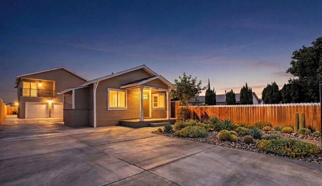 World Cup Compound 3 Homes Walk to SoFi Sleeps 20 Parking 8+