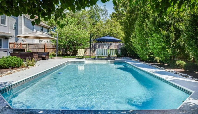 World Cup Luxury in Lenexa w/heated pool