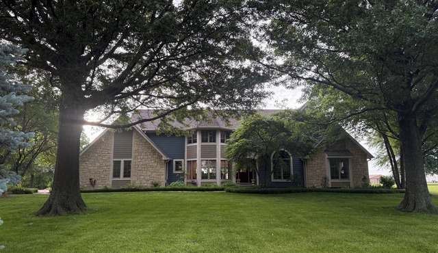 WORLD CUP OASIS! SPACIOUS, PRIVATE home on 8 acres! Sleeps 8 adults with HOT TUB