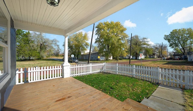 ✨⚽️WORLD CUP READY⚽️✨Charming, corner lot bungalow! Newly renovated!