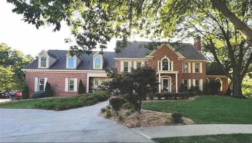 World Cup Ready - Spacious 5-Bedroom Home with Pool, Hot Tub, and Outdoor TV