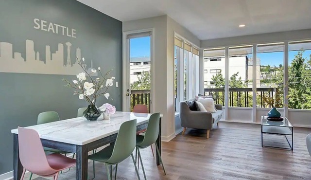 World Cup Spacious Lake View Home — Sleeps 6, 10 Min to Lumen