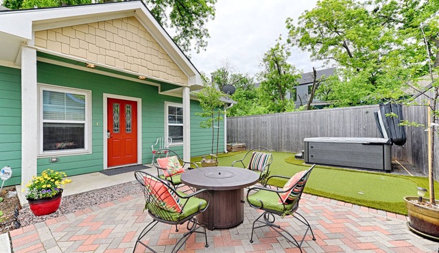 World Cup Stay: 2 BR Bishop Arts District House, Hot Tub, Putting Green, Gardens