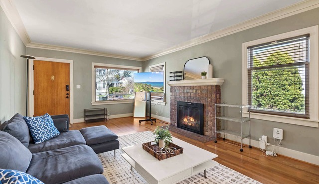World Cup Stay | Green Lake Upper Unit + Parking