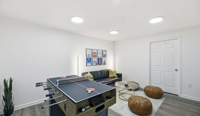 World Cup Stay Near Compass Field Sleeps 6 Game Room + Movie Lounge