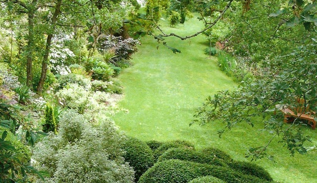 World famous garden offers luxury suite in "Colonial" style.