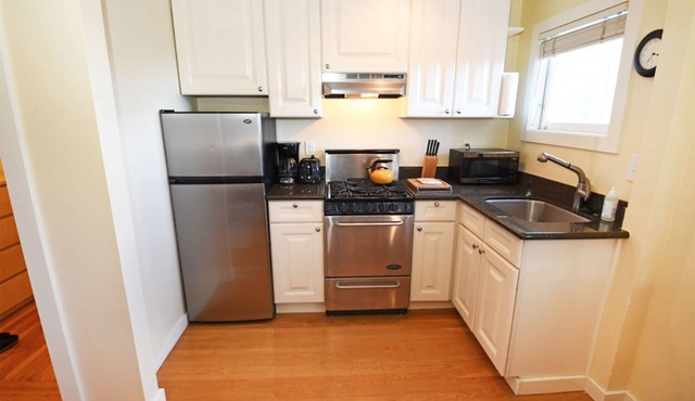 World Famous Macondray Lane ~ Fully Furnished Studio in Russian Hill