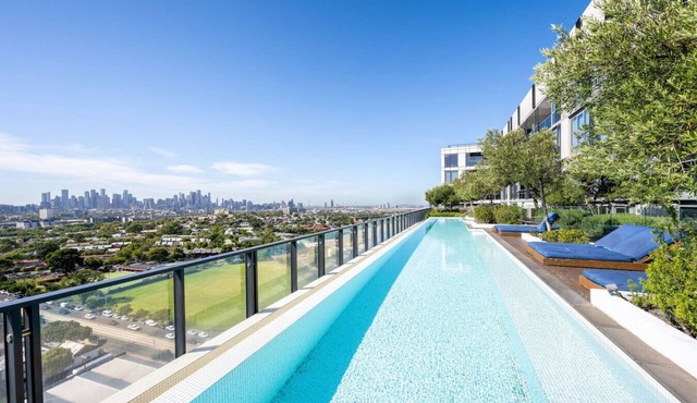 World-Famous Racecourse Views with Pool Gym & Park