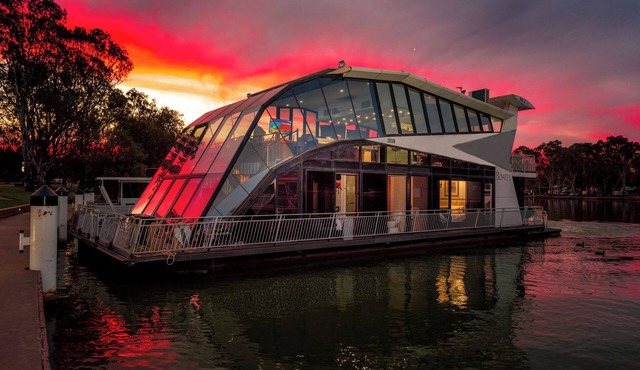 World Luxury Award WINNER 6 STAR HOUSEBOAT Mildura 5 KINGS with private ensuites
