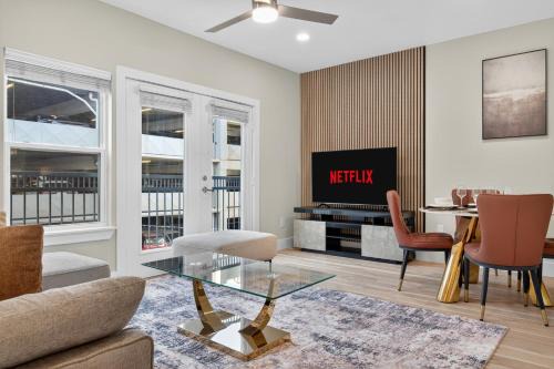 Worldcup Ready Stylish One Bedroom Uptown Dallas Stay with Free Parking near West Village