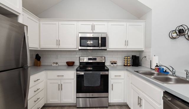 Worlds of Fun Retreat: 4BR Home K n Q BD Sleeps 10