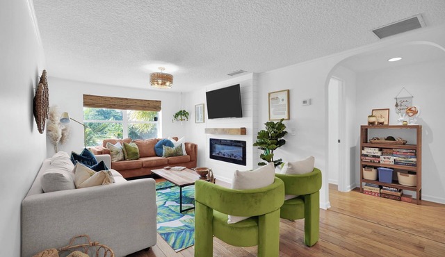 WOW 4 blocks to beach w/Unique POOL! 3min walk to local coffee/shops/playground