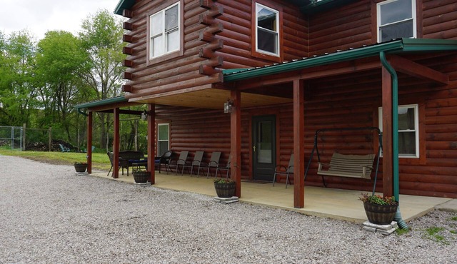 Wow! A bathroom in every bedroom. Trophy Hollow Lodge -Mohican's Nature Resort