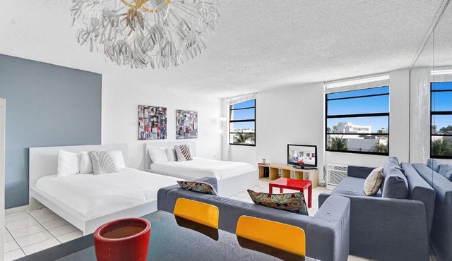 Wow Condo, middle of South Beach, block from Ocean